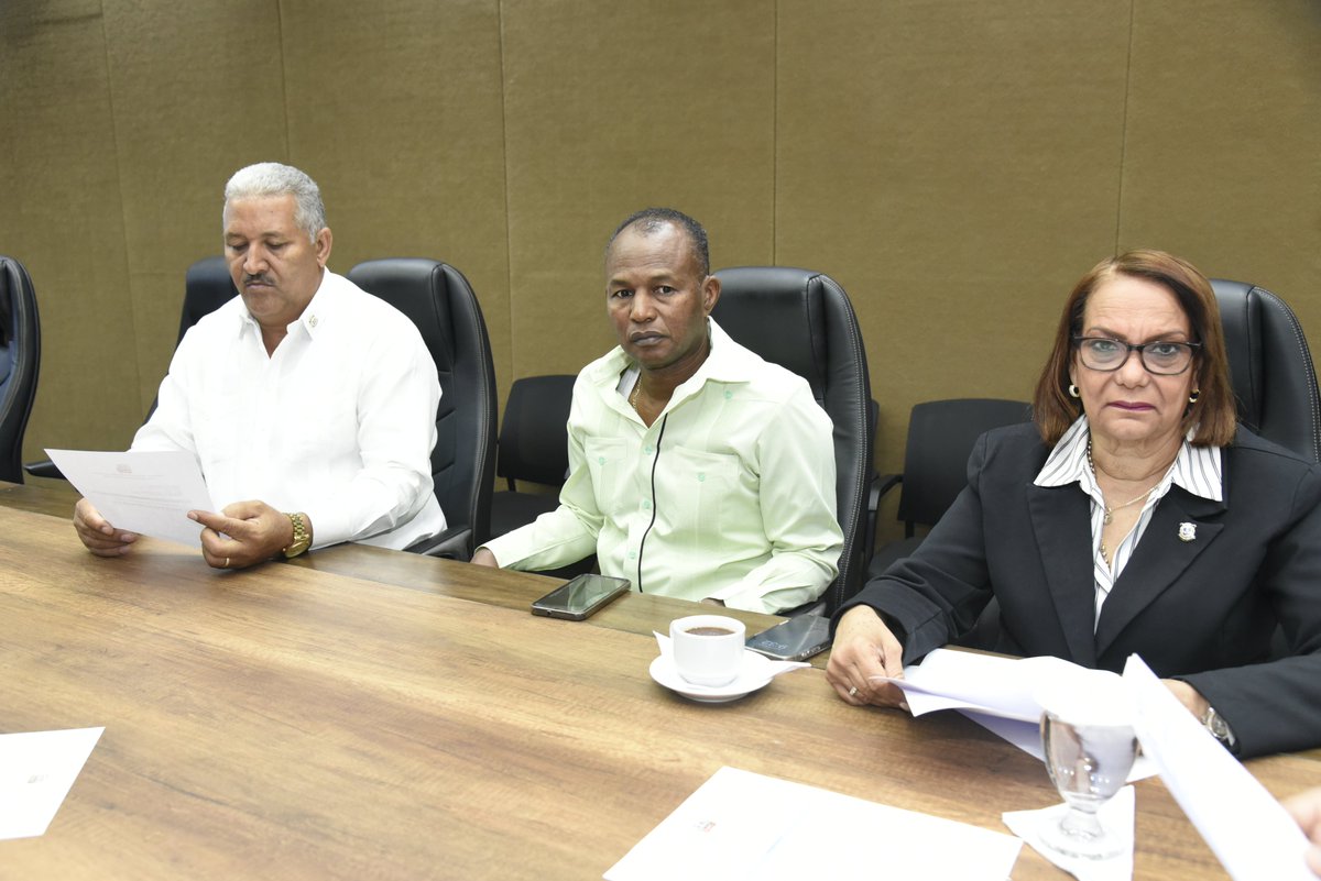 DiputadosRD's tweet photo. La Comisión Permanente de Agricultura, presidida por el diputado Franklin Ramírez (@FrankDiputado), presentó a estudio de la Comisión la iniciativa del proyecto de ley que declara la ciudad de Baní como “Capital del Mango”. Proponente: @JulitoFulcar https://t.co/gsmIAiSxQH