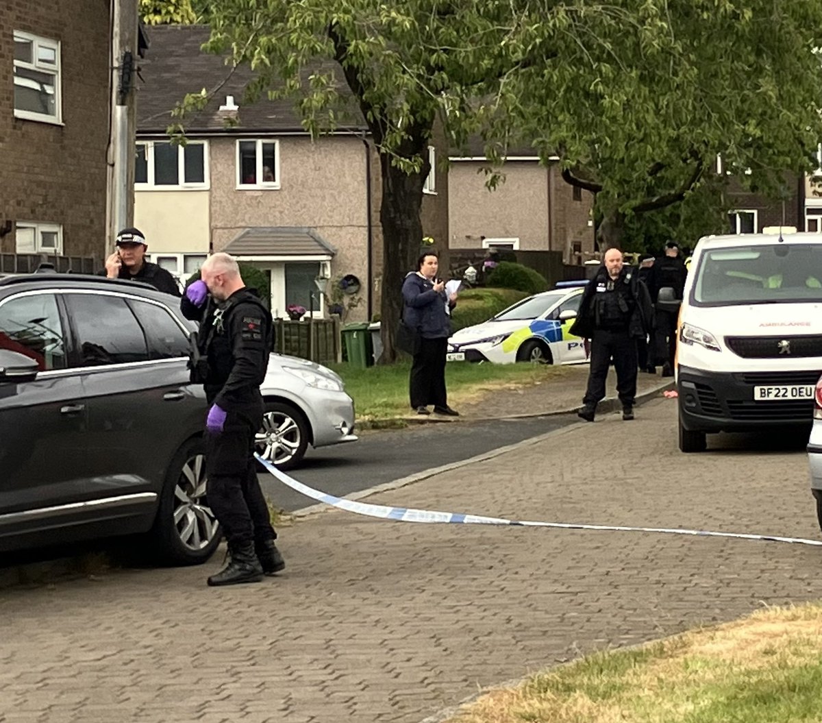 I’m on Baslow Road in Denton where there is a large police presence. <a href="/MENnewsdesk/">Manchester News MEN</a>