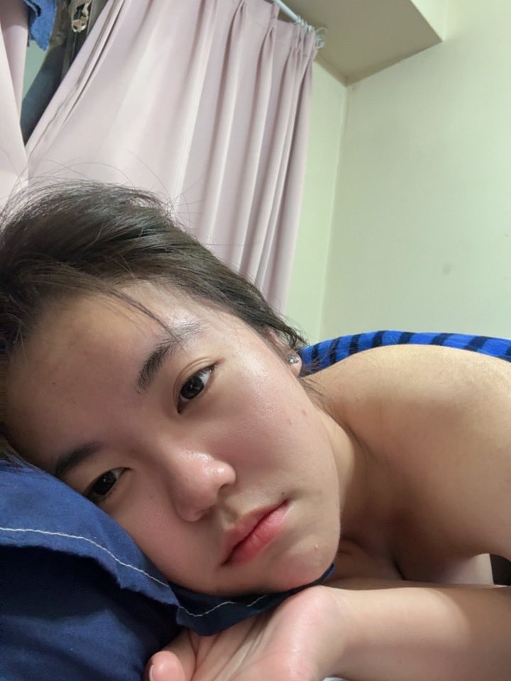 早安啊～～～～～

狗狗下班回狗窩就睡覺睡到現在

狗狗完全沒有聽到手機鈴聲…

好多人找狗狗😆一通都沒聽到

哎呀急死他們了 🤣🤣🤣

狗狗睡的油光滿面😥 https://t.co/TSXtT0iIk9