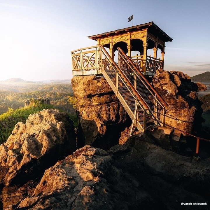 🚨Not for the faint of heart: this wooden lookout is located in Bohemian Switzerland, Czechia🇨🇿.

Say hello to Mariina skála👋 

💬Would you hike it? Tag your adventure buddy and drop your favorite under-the-radar trail in the comments. 

👉 visiteurope.com/en/experience/…