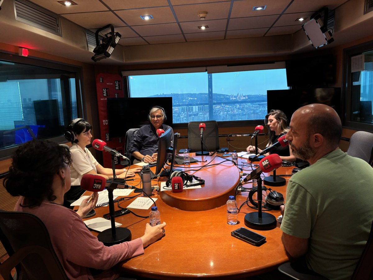 No ho sé RAC1 (@nohoserac1) on Twitter photo La tertúlia!
📌 El govern de l'Aragó exigeix el retorn immediat de les obres del Monestir de Sixena.
📌 El govern espanyol prohibirà fumar en terrasses, campus universitaris i vehicles de feina.
🗣️<a href="/rafa_garrido2/">Rafa Garrido</a>, <a href="/LauraAzLlu/">Laura Aznar Llucià</a>, <a href="/mvilaredon/">Maria Vila</a> i <a href="/JotaMSilvaA/">Josep Manuel Silva</a>. La tertúlia!
📌 El govern de l'Aragó exigeix el retorn immediat de les obres del Monestir de Sixena.
📌 El govern espanyol prohibirà fumar en terrasses, campus universitaris i vehicles de feina.
🗣️<a href="/rafa_garrido2/">Rafa Garrido</a>, <a href="/LauraAzLlu/">Laura Aznar Llucià</a>, <a href="/mvilaredon/">Maria Vila</a> i <a href="/JotaMSilvaA/">Josep Manuel Silva</a>.