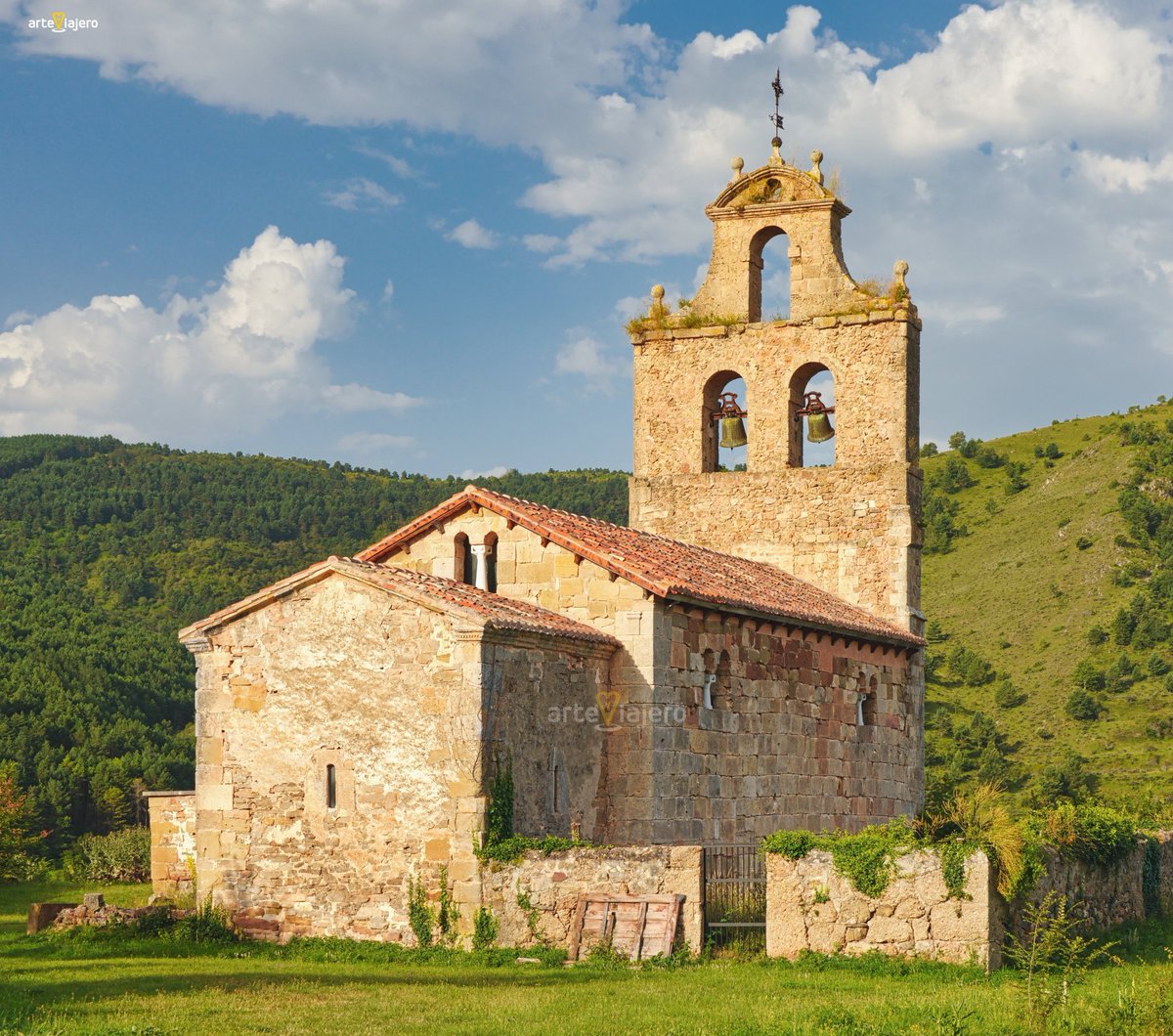 Aquí tienen una de las iglesias más antiguas de España. Se trata de la Iglesia de San Vicente del Valle (Burgos), levantada a finales del S. VI sobre una villa romana  ⬇️⬇️⬇️
arteviajero.com/articulos/igle…
#FelizJueves #photography #arte