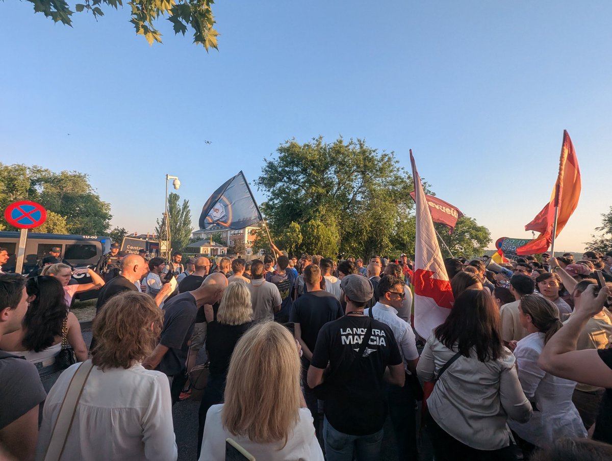 Españoles de todas las edades toman Moncloa para exigir que el CORRUPTO abandone la Moncloa