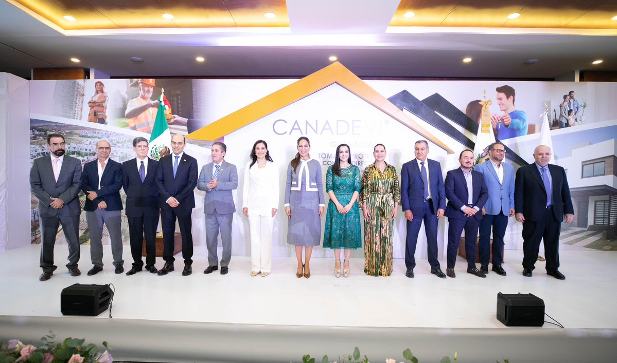Libia Dennise (@libiadennise) on Twitter photo 🏘️ Hoy en León fuimos testigos de un momento histórico: por primera vez, una mujer asume la presidencia de <a href="/CANADEVIGto/">CANADEVI Guanajuato</a>. ¡Felicidades, Carmen Hernández Duarte! 👏🏼
Gracias también a Víctor Manuel Franco Vargas por su trabajo y compromiso al frente del sector.
En el 🏘️ Hoy en León fuimos testigos de un momento histórico: por primera vez, una mujer asume la presidencia de <a href="/CANADEVIGto/">CANADEVI Guanajuato</a>. ¡Felicidades, Carmen Hernández Duarte! 👏🏼
Gracias también a Víctor Manuel Franco Vargas por su trabajo y compromiso al frente del sector.
En el