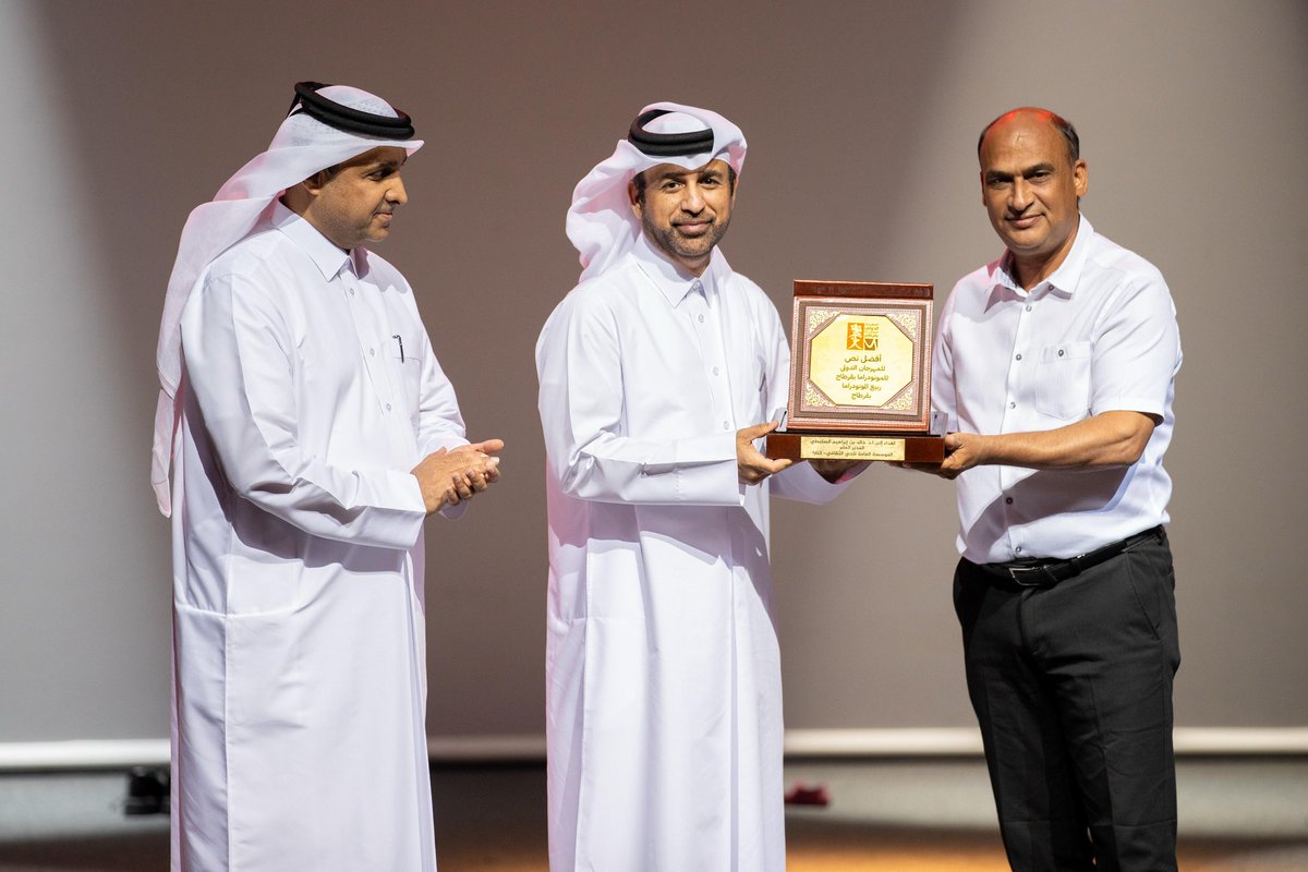 السيد/ حافظ خليفة، يهدي درع جائزة أفضل نص في #مهرجان_قرطاج الدولي للمونودراما في #تونس، لسعادة أ.د. خالد بن إبراهيم السليطي، مدير عام #كتارا.
#قطر #كتارا_ملتقى_الثقافات 
#كتارا_وجهة_ثقافية_سياحية