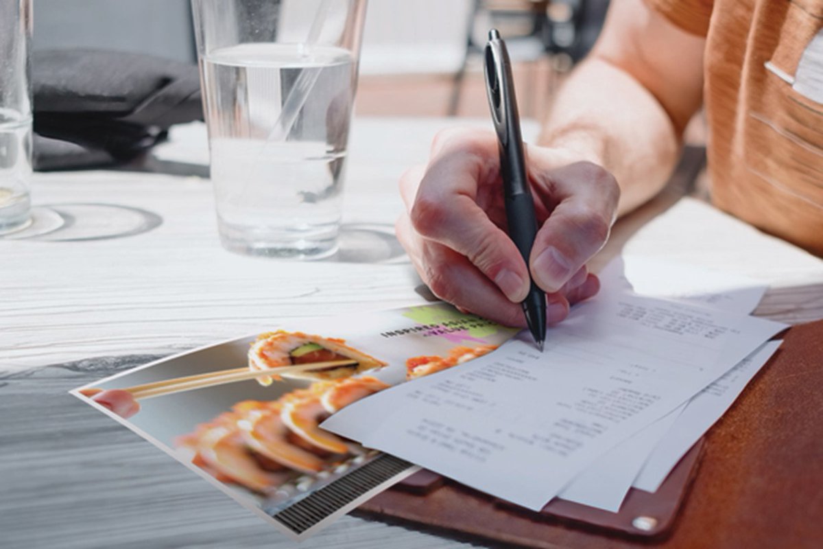 ValpakLowcntry's tweet photo. It’s essential to keep the noise up and stay top of mind no matter the season, which means targeting the right audience with the right offers year-round. Check out these tips to create dining deals that get more customers: https://t.co/NOsLK0KUp4 https://t.co/aa2IBy11FL