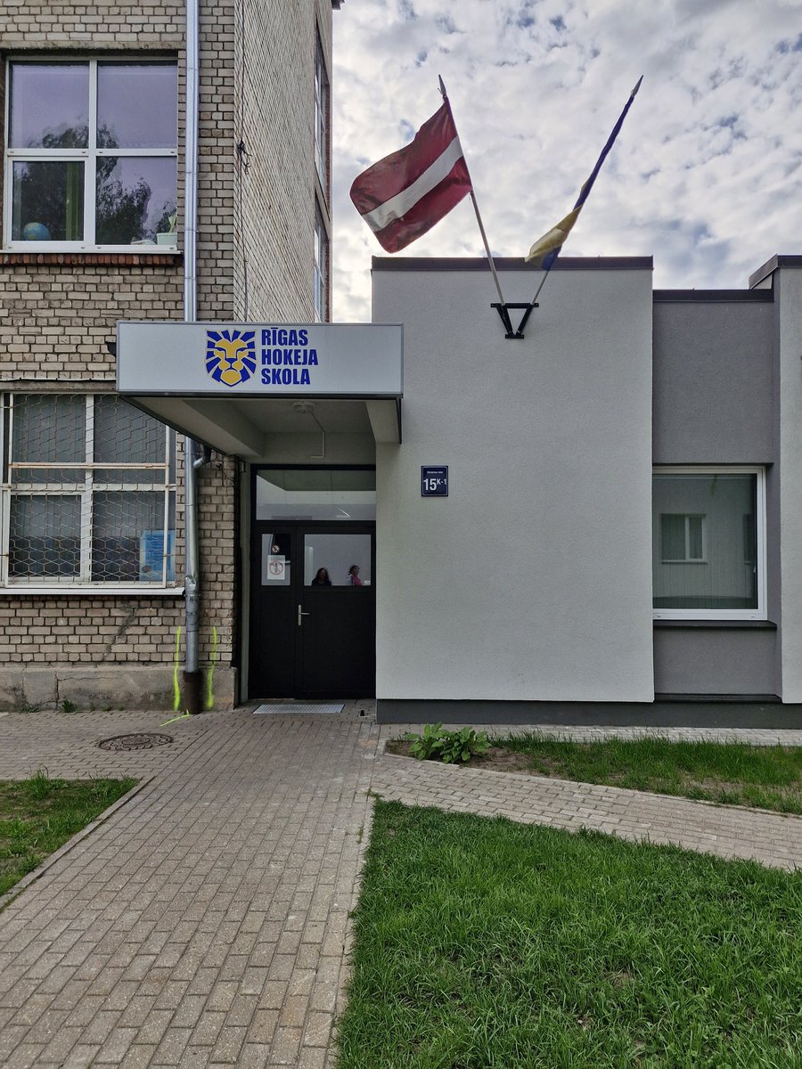 Ab_Darzciems's tweet photo. Šodien apsekojām mums atsūtītās adreses, kurās ir patvertnes.
Tādas Dārzciemā ir sešas.
Iekļūt varēja trijās.
Divās no tām iepriekš piesakoties, vienā tikām iekšā nejauši.
Trijās piekļūt nebija iespējams,divas no tām- slēgtās teritorijās.
Neviena patvertne nebija apzīmēta ar zīmi https://t.co/TEiBFZxsFO