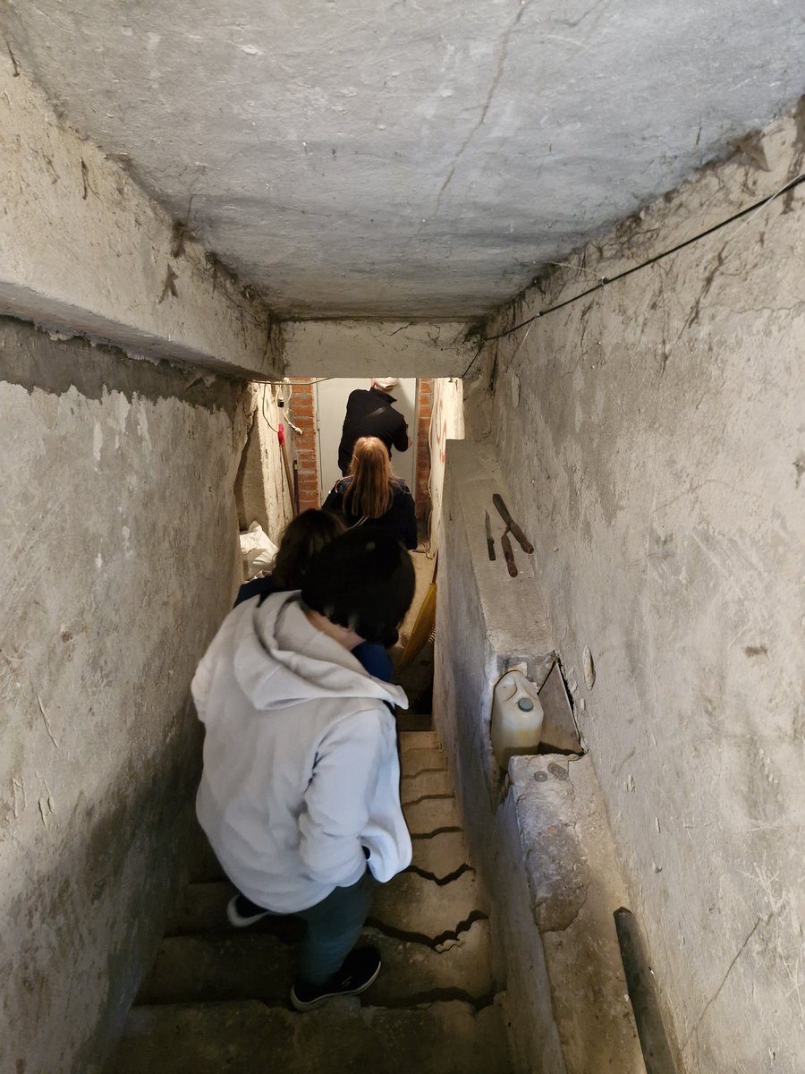 Šodien apsekojām mums atsūtītās adreses, kurās ir patvertnes.
Tādas Dārzciemā ir sešas.
Iekļūt varēja trijās.
Divās no tām iepriekš piesakoties, vienā tikām iekšā nejauši.
Trijās piekļūt nebija iespējams,divas no tām- slēgtās teritorijās.
Neviena patvertne nebija apzīmēta ar zīmi