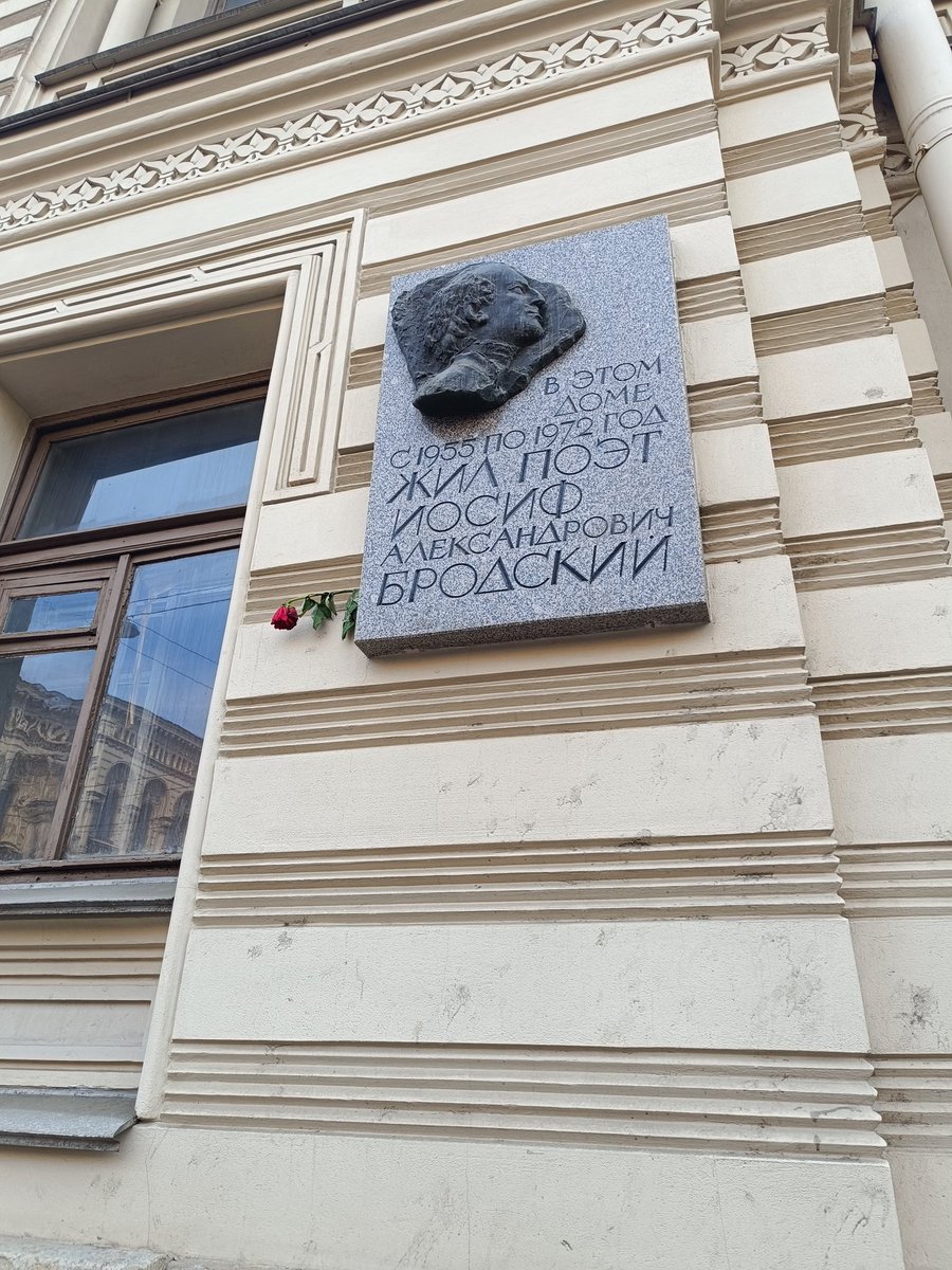 Peterburgdaman. Yozuvchi va shoir yo'q-ki, adabiyot kitobiga kiritilgan va biror ko'chaga nom bermagan. Biz esa bechora Muhammad Yusufni nomini boshi berk tor ko'chaga berdik va haligacha Dagestanskaya degan taxtachalarni u ko'chadan yechganimiz yo'q.