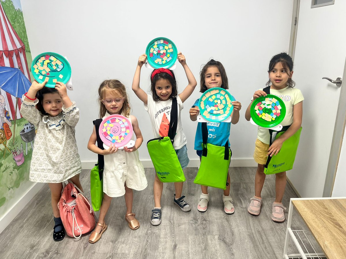 Slowly, slowly, very slowly creeps the garden snail...
Slowly, slowly, very slowly up the wooden rail... 
Nuestros peques del grupo English for Minis han trabajado esta preciosa rima sobre el jardín que les ha encantado 😍
mortimer-english.es