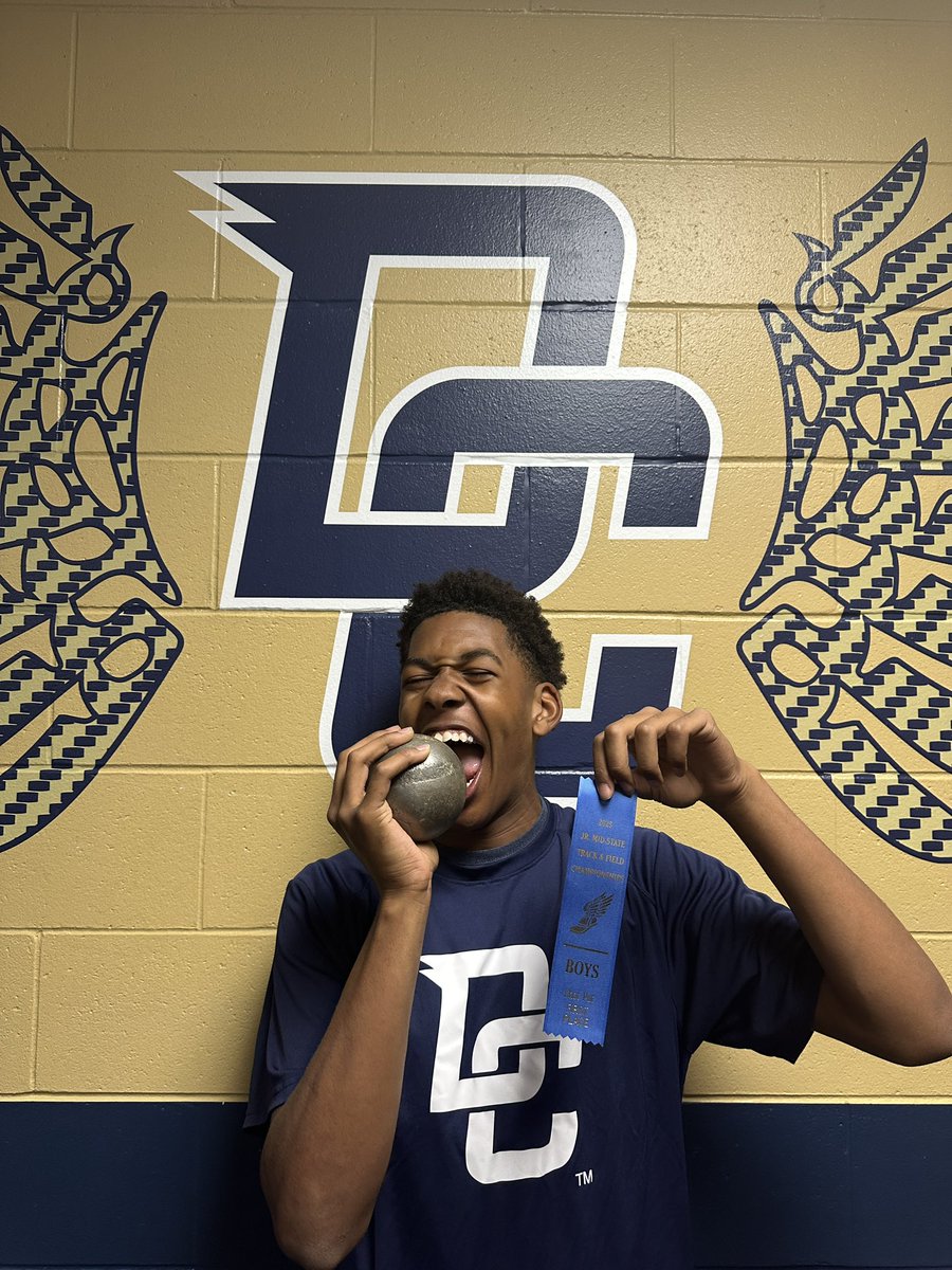 Consi_USAteach's tweet image. Jr. Midstate Conference Champ π
in Shot Putππ. Well done Jeremiah πππ. #DecaturProud