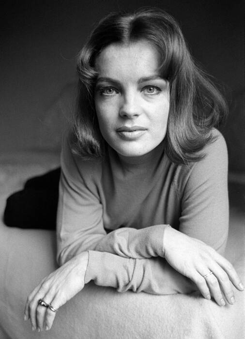 MastVlas's tweet photo. Sono solo un'infelice donna di 44 anni e il mio nome è Romy Schneider.

Rosemarie Magdalena Albach-Retty, 29.05.1982.

#romyschneider #lacaliffa #lapiscina #luchinovisconti #ludwig https://t.co/WjRLSmyvqF