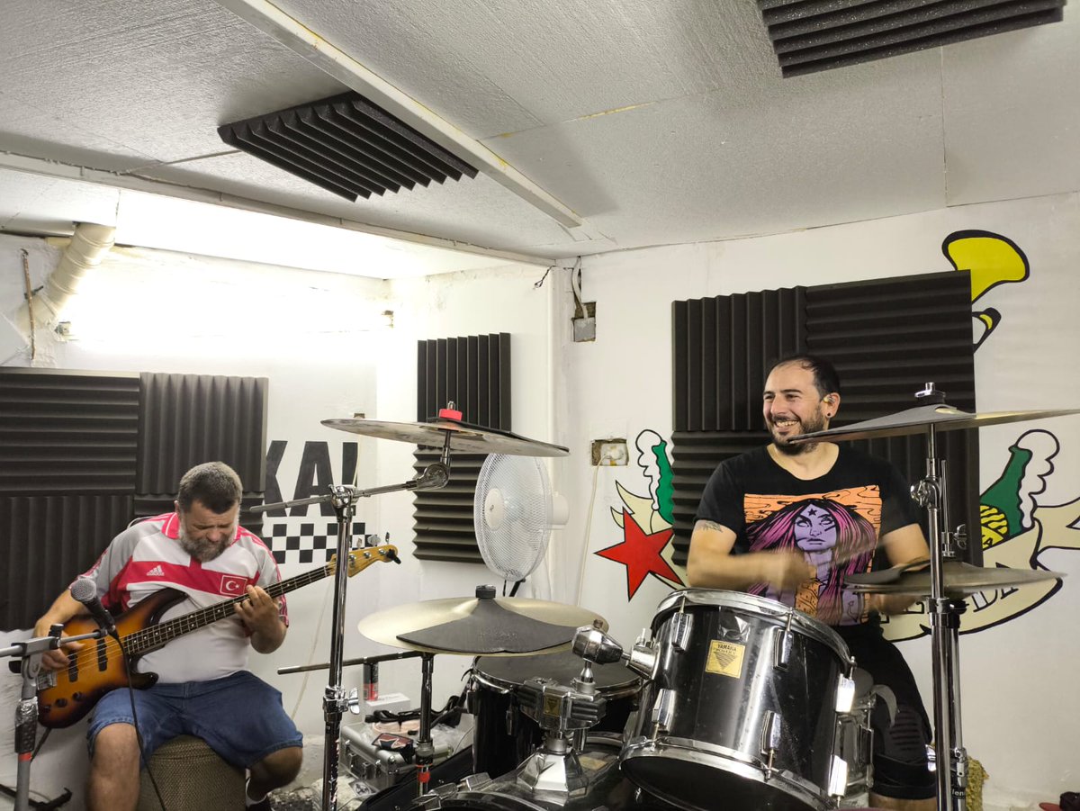👉 Hoxe no #LocalDeTrapallada fomos 7289201 #deportivistas 🔵⚪

Preparádevos para o #ConcertoXXAniversario porque imos triplicar a asistencia das colaboracións do #EnsaioTrapalleiro 🎉

#XXAniversario #Ska #Punk #Rock #Reggae #MonteAlto #ACoruña #Gz #MúsicaGalega #EnGalego