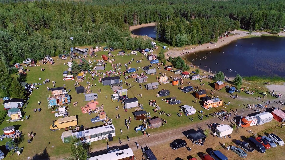 ThePerfectSweat's tweet image. 📍 Teuva, Finland 🇫🇮

Every summer, 50+ saunas from across Finland (and beyond!) roll into Teuva to celebrate the art of sweating together. 🧖‍♂️🧖‍♀️

Check out Teuvan Sauna-ajot in the Finland episode of the Perfect Sweat Series!👇

🔗 perfectsweatseries.com/episode-1-finl…
