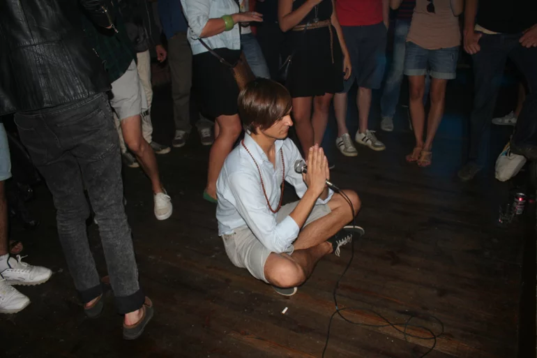 ॐ त्र्यम्बकं यजामहे
सुगन्धिं पुष्टिवर्धनम्
उर्वारुकमिव बन्धनान्
मृत्योर्मुक्षीय मामृतात्