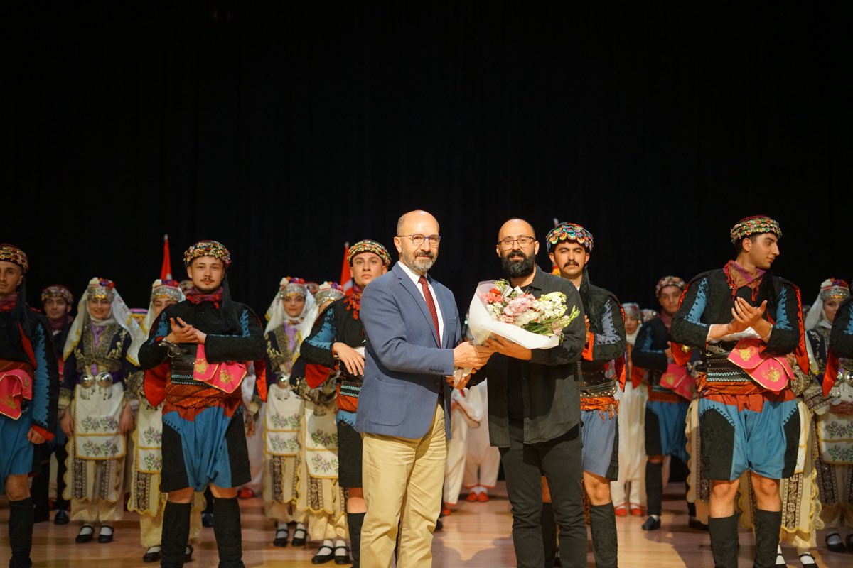 “Köklerden Göklere Sönmeyen Sancak” Halk Dansları Gösterisi Büyük Beğeni Topladı

Haber: kku.edu.tr/Anasayfa/Haber…