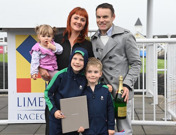 Emily Love gains a well deserved win in <a href="/LimerickRaces/">Limerick Races</a> for the Reilly's under <a href="/SamEwing20/">Sam Ewing</a>. Well done to all involved with this tough and consistent mare
📸 Healy Racing