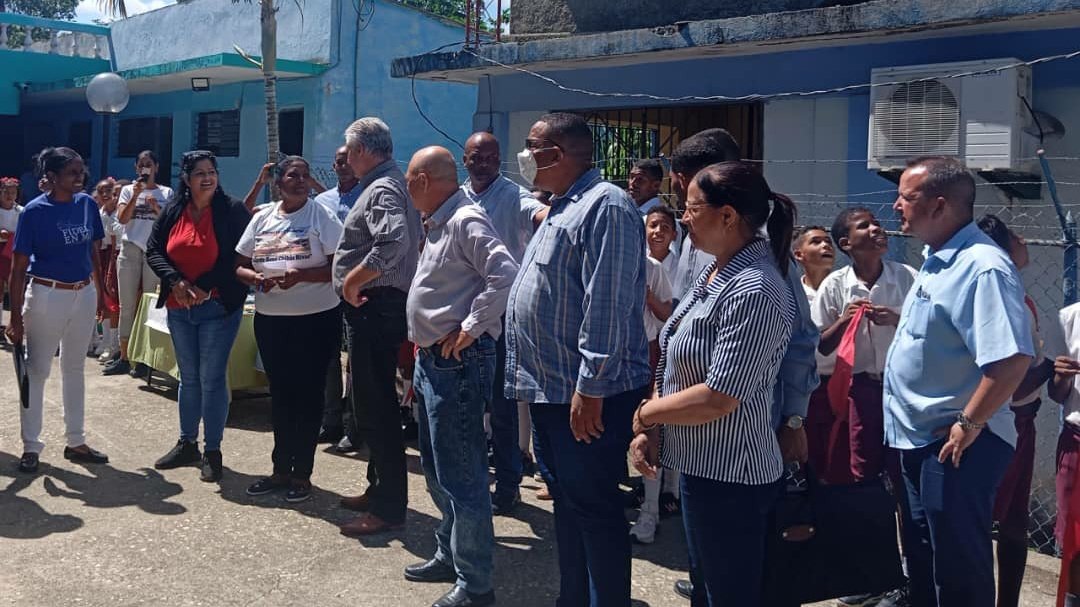 Al encuentro con los pequeños, también fuimos, junto a ellos estuvimos en la Escuela Primaria Eduardo René Chibás Rivas que abarca desde preescolar hasta sexto grado con una matrícula de más de 200 pioneros y con los niños de la Casita Infantil Los Fruteritos. #UnidosXCuba