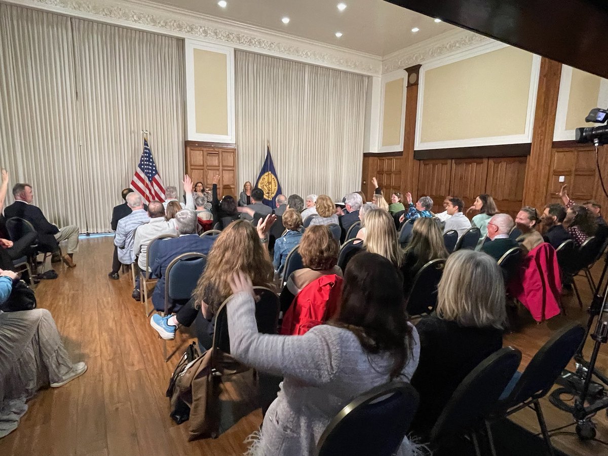 Great to have ⁦⁦<a href="/elizajreid/">Eliza Reid</a>⁩ in Washington DC last week promoting her new novel Death on the island ⁦<a href="/PressClubDC/">National Press Club</a>⁩ and at the 🇮🇸residence.