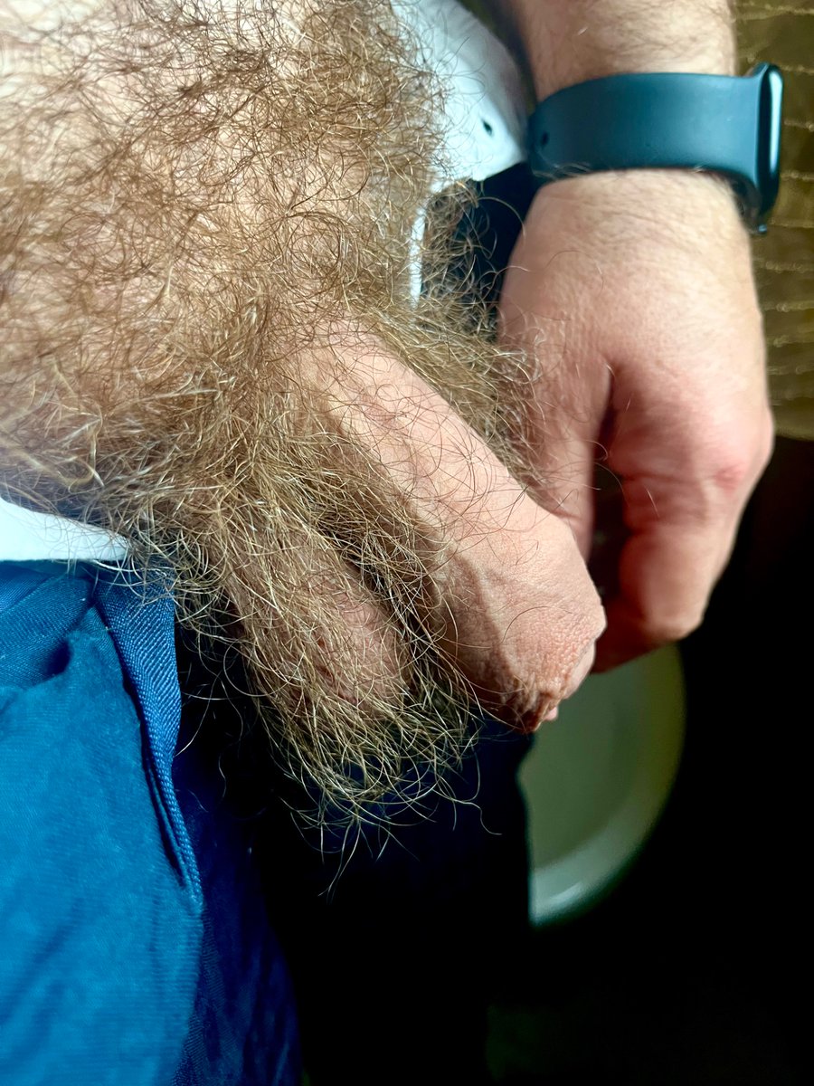 Quitándome el traje por el calor #hombrepeludo #machopeludo #pollapeluda #huevospeludos #suit #maninsuit #hairydaddy #hairycock #hairyballs #veinycock