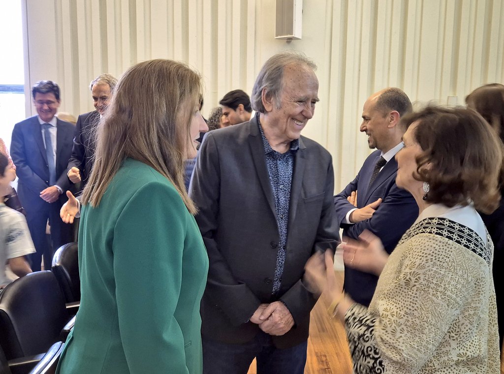 Carmen Calvo (@carmencalvo_) on Twitter photo Quiero felicitar también Joan Manuel Serrat e Isidro Fainé, galardonados en este acto en <a href="/BNE_biblioteca/">Biblioteca Nacional de España</a> Quiero felicitar también Joan Manuel Serrat e Isidro Fainé, galardonados en este acto en <a href="/BNE_biblioteca/">Biblioteca Nacional de España</a>