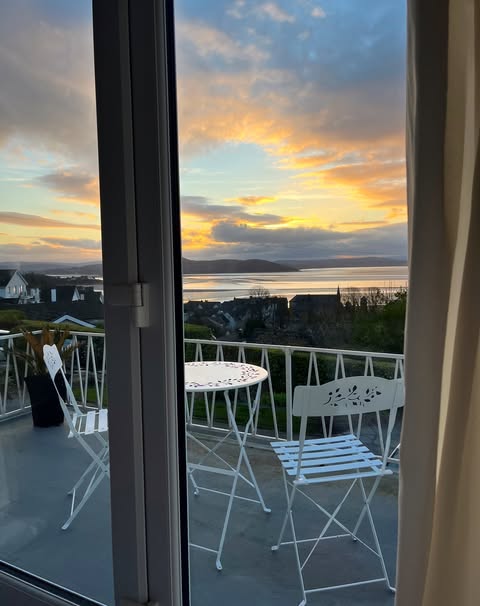 graceandgraham's tweet photo. A Creative Couple dedicated to Travel, Lifestyle and Interiors. Our Monochromatic Makeover to this lovely ocean view property allowed the owner to sell to the first couple that viewed it and at a premium price! Look at the view from the four poster bed!

#interiordesign #awards https://t.co/7iGTWk2KSD