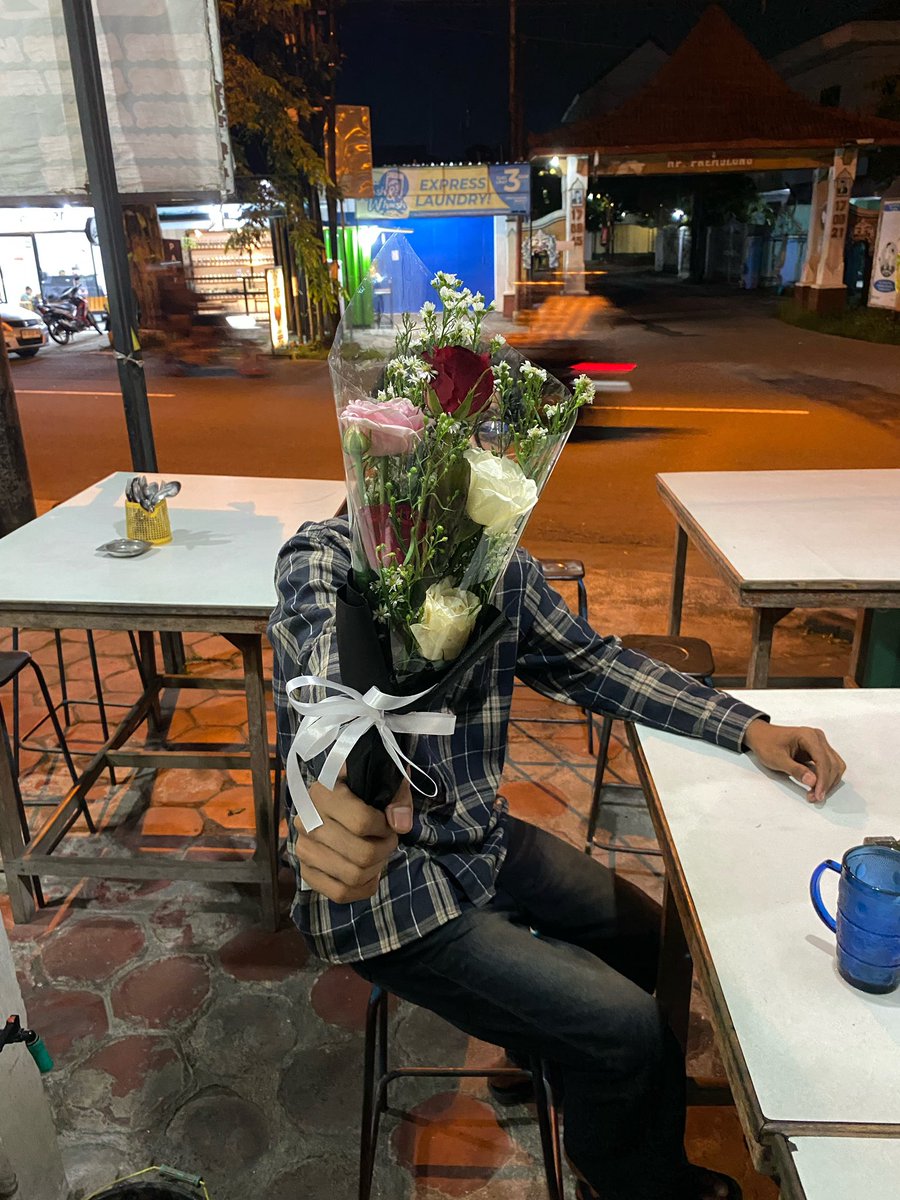 Sysss__'s tweet photo. bunga pertama dari seorang laki-laki yang aku terima setelah 26th hidup😮‍💨 https://t.co/kG94G0FvwM