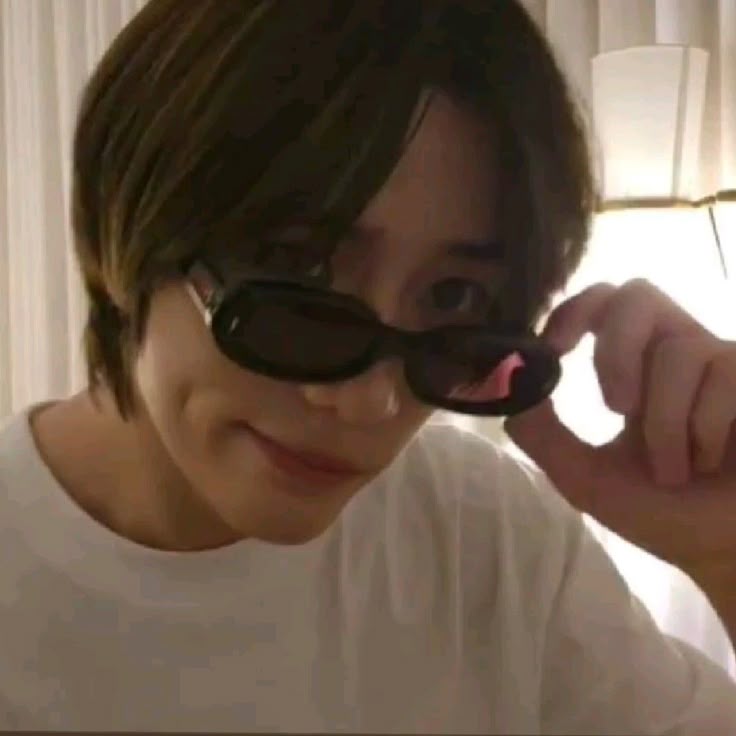 hii !! i'm looking for moots, everyone is welcome <3

— she/they 19 
— will post in eng/pl
— txt, billlie, p1harmony, aespa, onlyoneof, loossemble, yves and many many more
— not new to #stantwt &amp; #kpoptwt just a new account 🤪

♡︎ / ↻ to be moots/spread