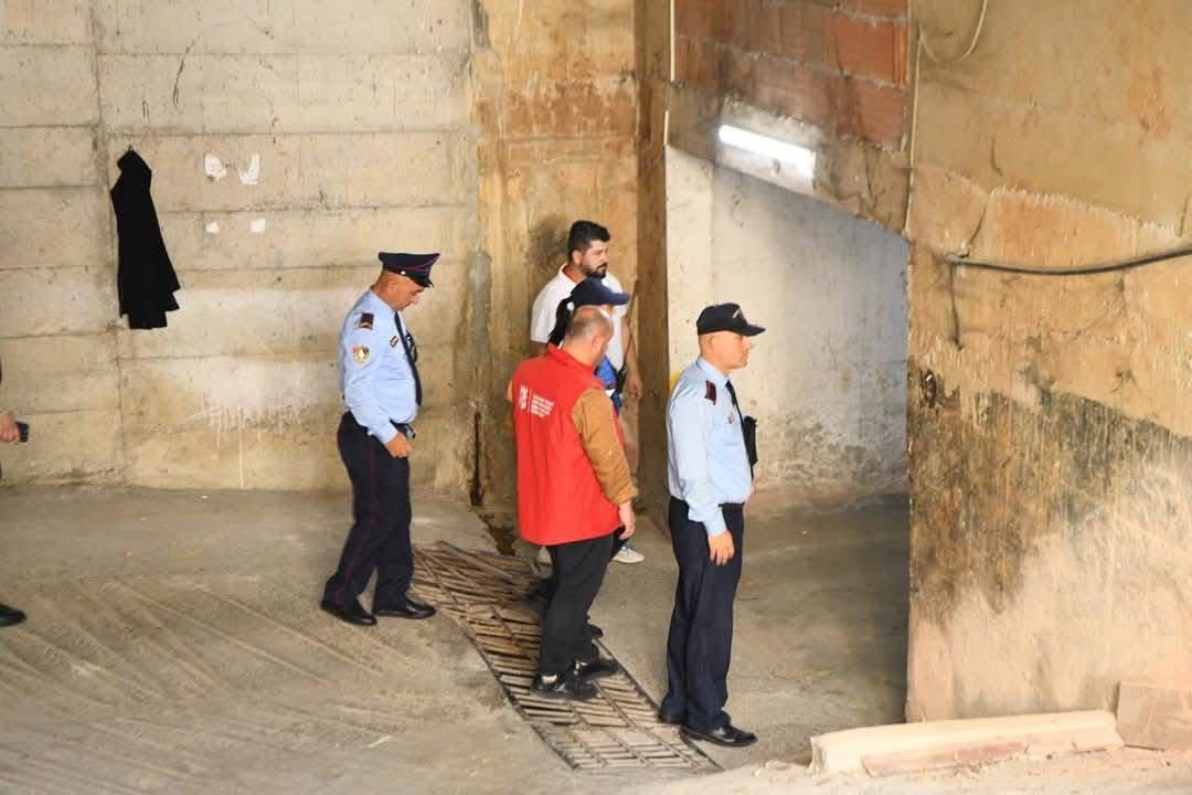 UedaKaci's tweet photo. Në bashkëpunim me Policinë Bashkiake dhe Policinë e Shtetit, 👮 u bë e mundur prishja e një ndërtimi të paligjshëm në rrugën “Him Kolli”.
👷‍♂️Veprimet u realizuan me koordinim të plotë dhe në përputhje me ligjin, si pjesë e angazhimit të përbashkët për të ndaluar ndërtimet pa leje. https://t.co/sq2riMNLbG