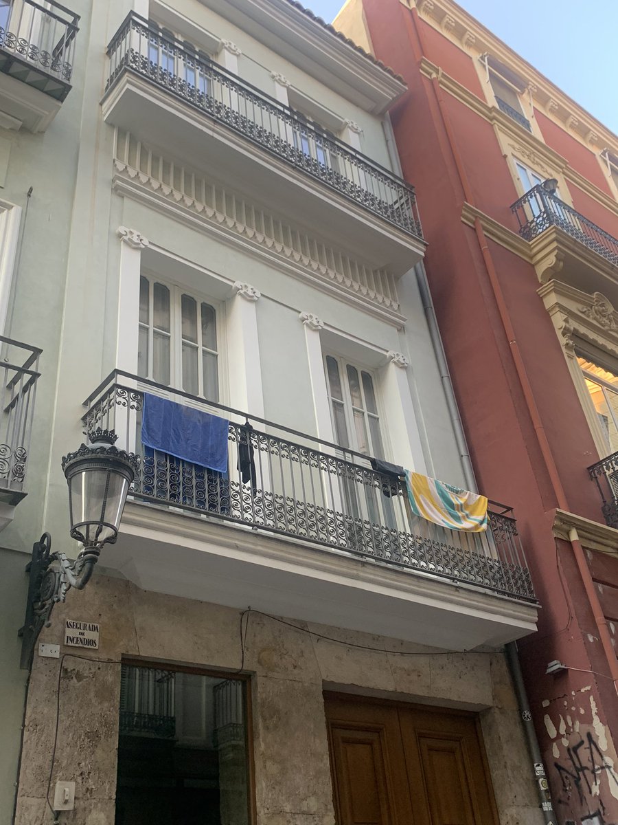 Balcones con toallas y ropa interior colgando en la calle Caballeros! Ya vale todo!🥵