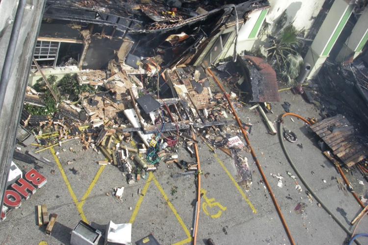 NAofSFM's tweet image. On 5/31/13 a fire at the Southwest Inn in Houston ultimately killed 5 ff’s when the roof collapsed during suppression ops. Contributing factors were the fire burning unreported for 3 hours, high winds, poor communications, and a lack of fire sprinklers. #FireHistory #NeverForget