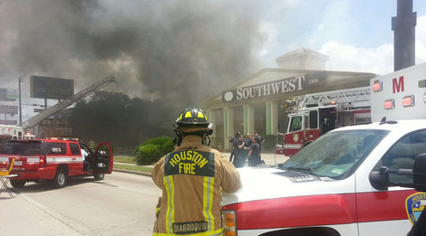 NAofSFM's tweet image. On 5/31/13 a fire at the Southwest Inn in Houston ultimately killed 5 ff’s when the roof collapsed during suppression ops. Contributing factors were the fire burning unreported for 3 hours, high winds, poor communications, and a lack of fire sprinklers. #FireHistory #NeverForget