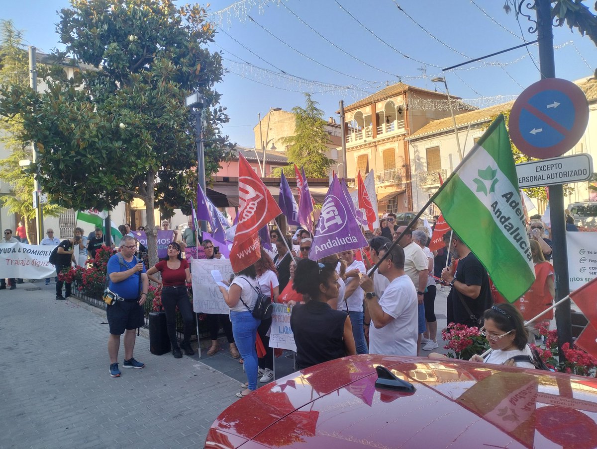 Apoyando a las trabajadoras de la ayuda a domicilio, que el ayuntamiento del PSOE e IU en Atarfe quiere privatizar su trabajo.

#adelanteandaluciagranadaprovincia 
#adelanteandaluciatarfe