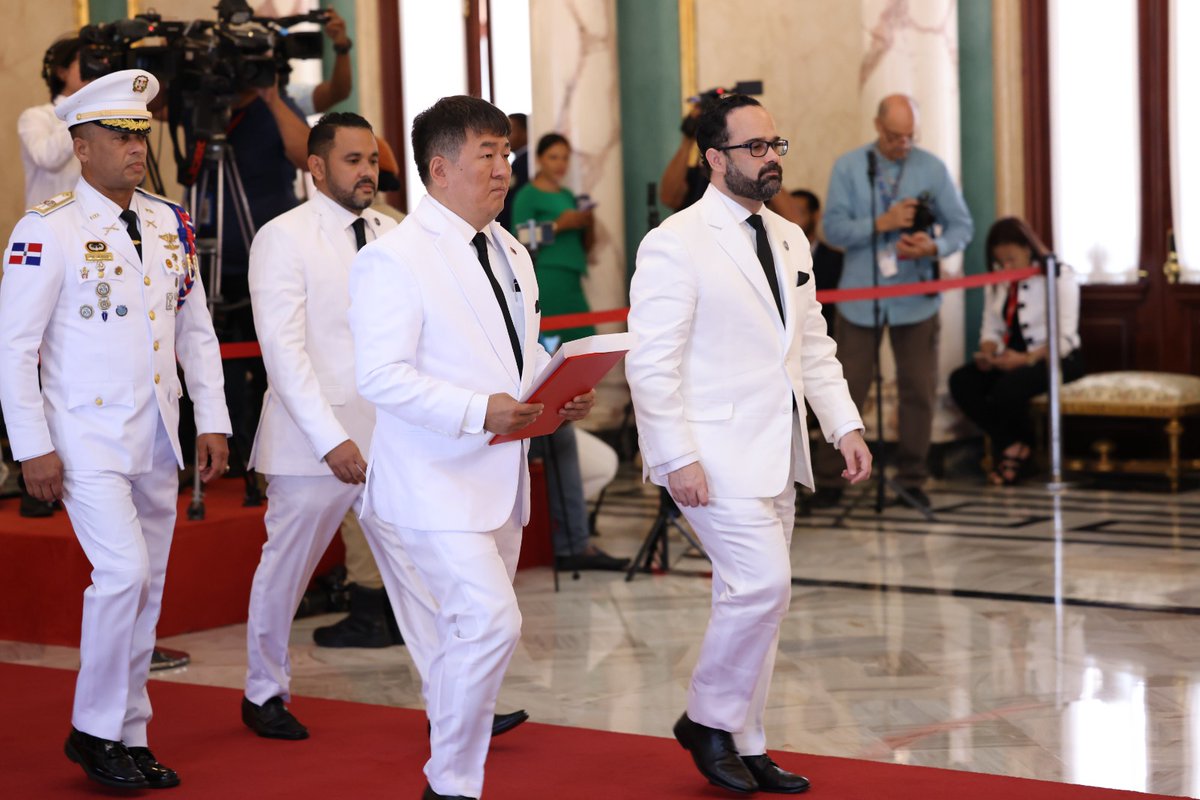 El nuevo embajador extraordinario y plenipotenciario de Mongolia, con sede en Cuba y concurrente para la República Dominicana, Zoljargal Seseer, presentó sus Cartas Credenciales al presidente <a href="/LuisAbinader/">Luis Abinader</a>, junto al canciller <a href="/RobalsdqAlvarez/">Roberto Alvarez</a>. 🇩🇴🤝🇲🇳
