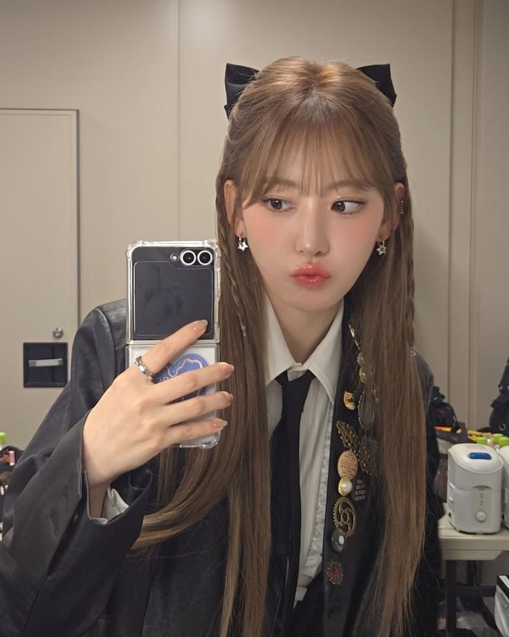 Pouty boyfie and pouty girlfie 🤳