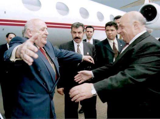 Bu zor zamanlarda Onları daha çok arıyoruz, daha çok özlüyoruz.
Şu kucaklaşmanın içtenliğine bakın...
Gerçek, yalansız sevgi, dostluk, kardeşlik...
Anavatan-yavruvatan kucaklaşması...
Onlar,tarihe damgasını vuran iki büyük devlet adamı...
Nur içinde yatsınlar...