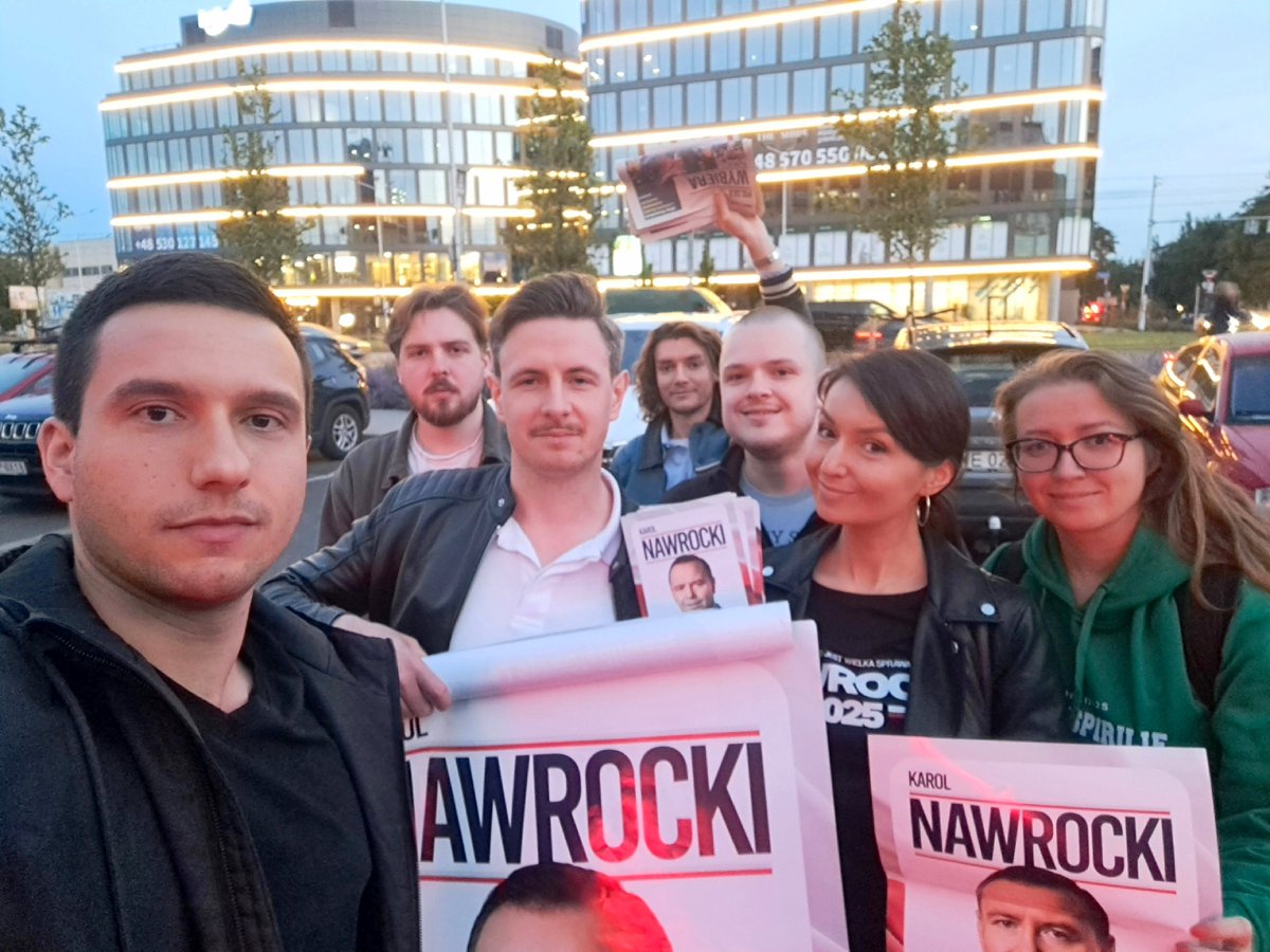 Działamy we Wrocławiu! Zachęcamy poparcia <a href="/NawrockiKn/">Karol Nawrocki</a> - dla dobra Polski 💪 🇵🇱 ✌️
#Nawrocki2025
#ByleNieTrzaskowski
#MłodziZaNawrockim