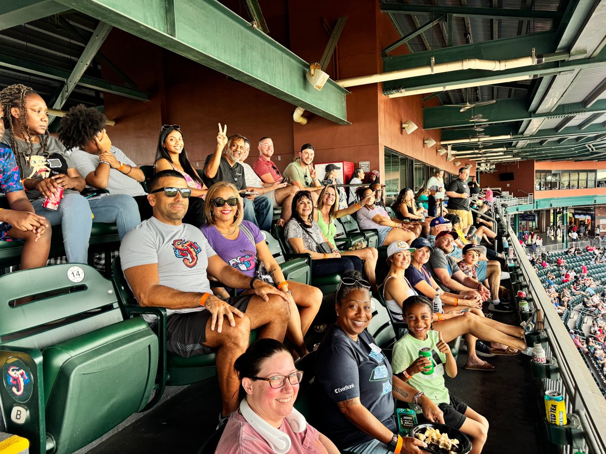 EverBank's tweet image. What’s better than baseball, sunshine and @JaxShrimp? ⚾
Over 100 EverBank associates who volunteer to promote equity and belonging at work celebrating a night of fun on the SkyDeck! The event was a homerun for connection, community and of course concessions. 🌭 🍿
*Member FDIC