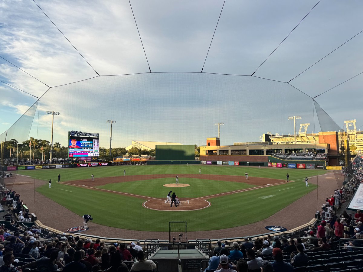 EverBank's tweet image. What’s better than baseball, sunshine and @JaxShrimp? ⚾
Over 100 EverBank associates who volunteer to promote equity and belonging at work celebrating a night of fun on the SkyDeck! The event was a homerun for connection, community and of course concessions. 🌭 🍿
*Member FDIC
