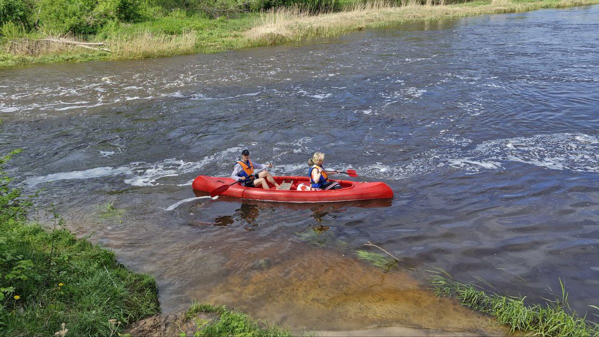 Skolēnu ekskursijas. Priecē, ka atšķirībā no mūsu (70'o sākuma) laiku paaudzes, skolotājas(i) ir ne tikai divniekus liekošs drauds, bet cilvēki ar kuriem kopā doties laivot un pavadīt vakaru pie ugunskura!