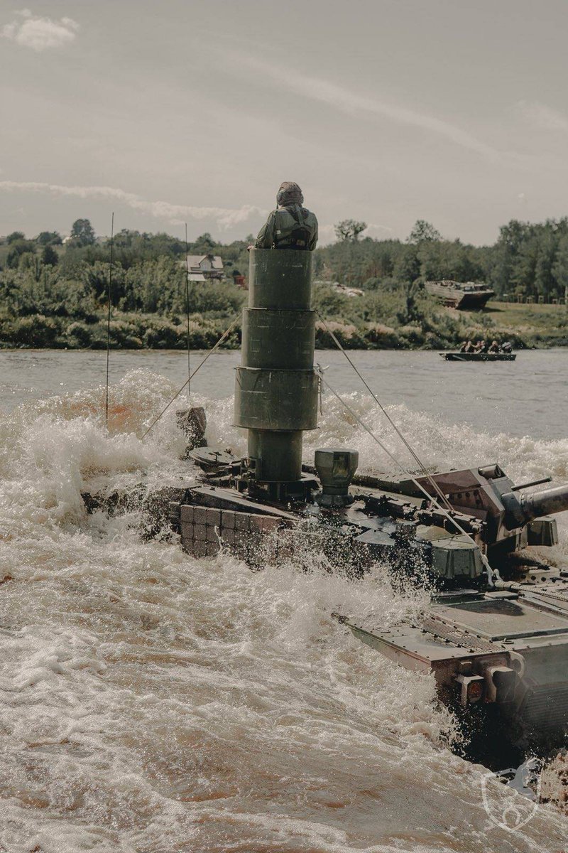 KDefenseInsight's tweet photo. Here are some more great photos of the #K2BlackPanther tanks crossing rivers in action! 🇵🇱💪 @16Dywizja #PolishArmedForces #K2GF #WaterCrossing #Mobility https://t.co/fuGE6YFFKP