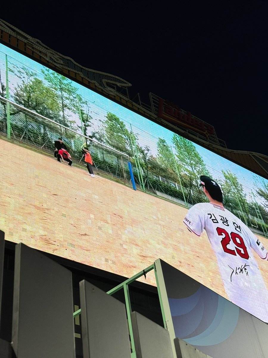 이번시리즈 스쿨데이라 학쌩들이 영상준비한 영상 보여줬는데 김광현 싸인유니폼입은 아기가 투구하고 2018우승세레머니까지 해서 너무 귀여웠슨