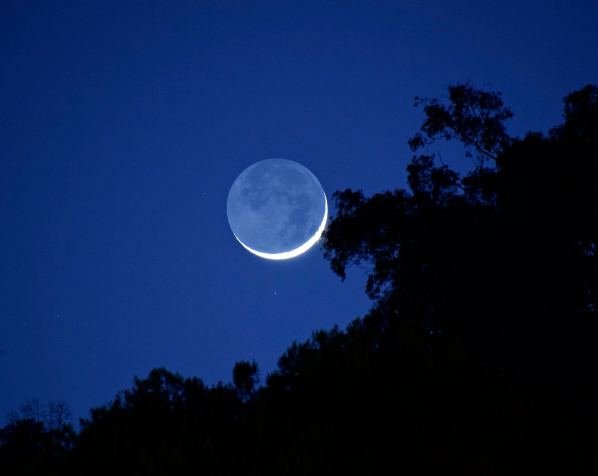Hoy en #cielosESA...

<a href="/toro_an/">ana</a> nos envía esta impresionante imagen de la puesta de Luna en su primer día creciente

¡Muchas gracias <a href="/toro_an/">ana</a> por tu foto!

Etiqueta tus 📸📸 con #cielosESA