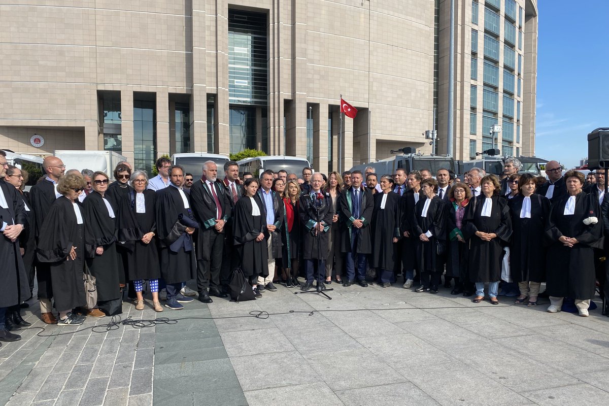Av. Fırat Epözdemir'in tahliyesinin ardından adliye önünde yapılan açıklamada konuşan İstanbul Barosu Başkanı Kaboğlu, “Baromuza yönelik operasyon çökmüştür” dedi

evrensel.net/haber/555489/a…