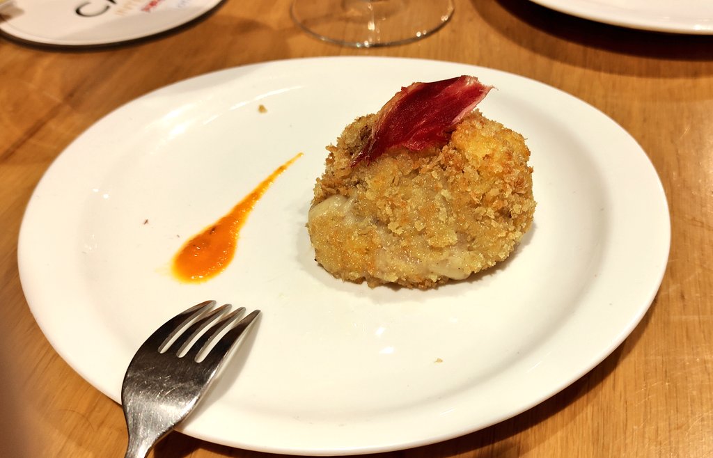 Seguimos en la <a href="/semanacroqueta/">Semanadelacroqueta</a> de #Navarra en #Iruña. Probamos la de txuleta de vaca a la parrilla y cecina de buey en #RestauranteCasaOtano. Su bechamel es muy suave y lo hemos tomado con <a href="/BodegaMonjardin/">Bodegas Castillo de Monjardín</a> de <a href="/vinosnavarra/">Vinos Navarra</a>. #VamonosDeKroketas