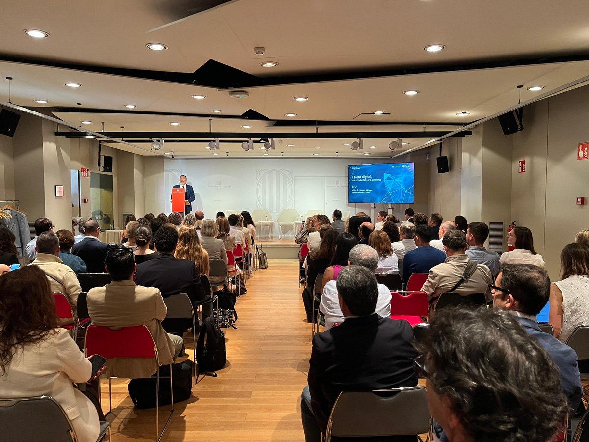 La benvinguda institucional ha anat a càrrec del conseller d’Empresa i Treball de la Generalitat de Catalunya, Miquel Sàmper. 🗣️ "A 2030 volem arribar havent doblat el talent digital, i també ens agradaria que aquest increment de persones que s’incorporin en aquest sector aquest