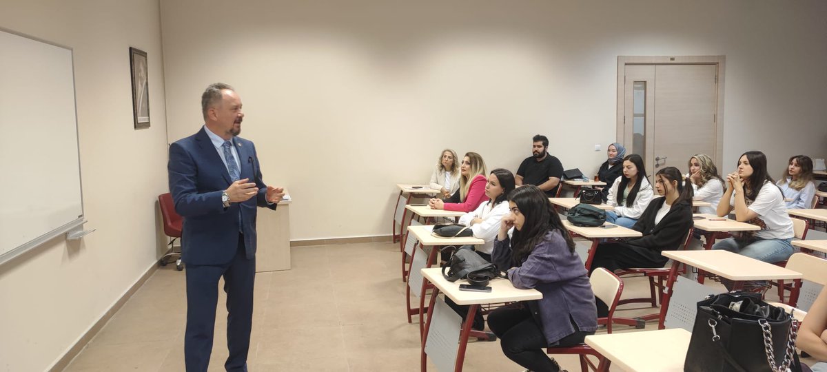 mestanozcan's tweet photo. Ufuk Üniversitesi’nde, Öğretim Görevlisi Sevinç Engin tarafından verilen “İş Hayatına Hazırlık” dersine konuk olmanın mutluluğunu yaşadım.

“Başarı Hikayesi” başlığı altında gerçekleştirilen bu özel derste, sevgili gençlerimizle bir araya gelerek tecrübelerimi paylaşma imkânı buldum.

Geleceğimizin teminatı olan bu pırıl pırıl gençlerle aynı ortamda bulunmak, bana büyük bir umut ve mutluluk verdi.
Rabbim her birinin yolunu açık, geleceğini aydınlık eylesin.