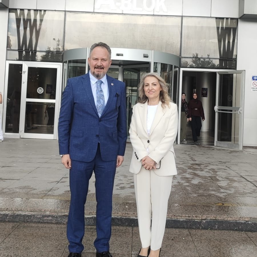 mestanozcan's tweet photo. Ufuk Üniversitesi’nde, Öğretim Görevlisi Sevinç Engin tarafından verilen “İş Hayatına Hazırlık” dersine konuk olmanın mutluluğunu yaşadım.

“Başarı Hikayesi” başlığı altında gerçekleştirilen bu özel derste, sevgili gençlerimizle bir araya gelerek tecrübelerimi paylaşma imkânı buldum.

Geleceğimizin teminatı olan bu pırıl pırıl gençlerle aynı ortamda bulunmak, bana büyük bir umut ve mutluluk verdi.
Rabbim her birinin yolunu açık, geleceğini aydınlık eylesin.