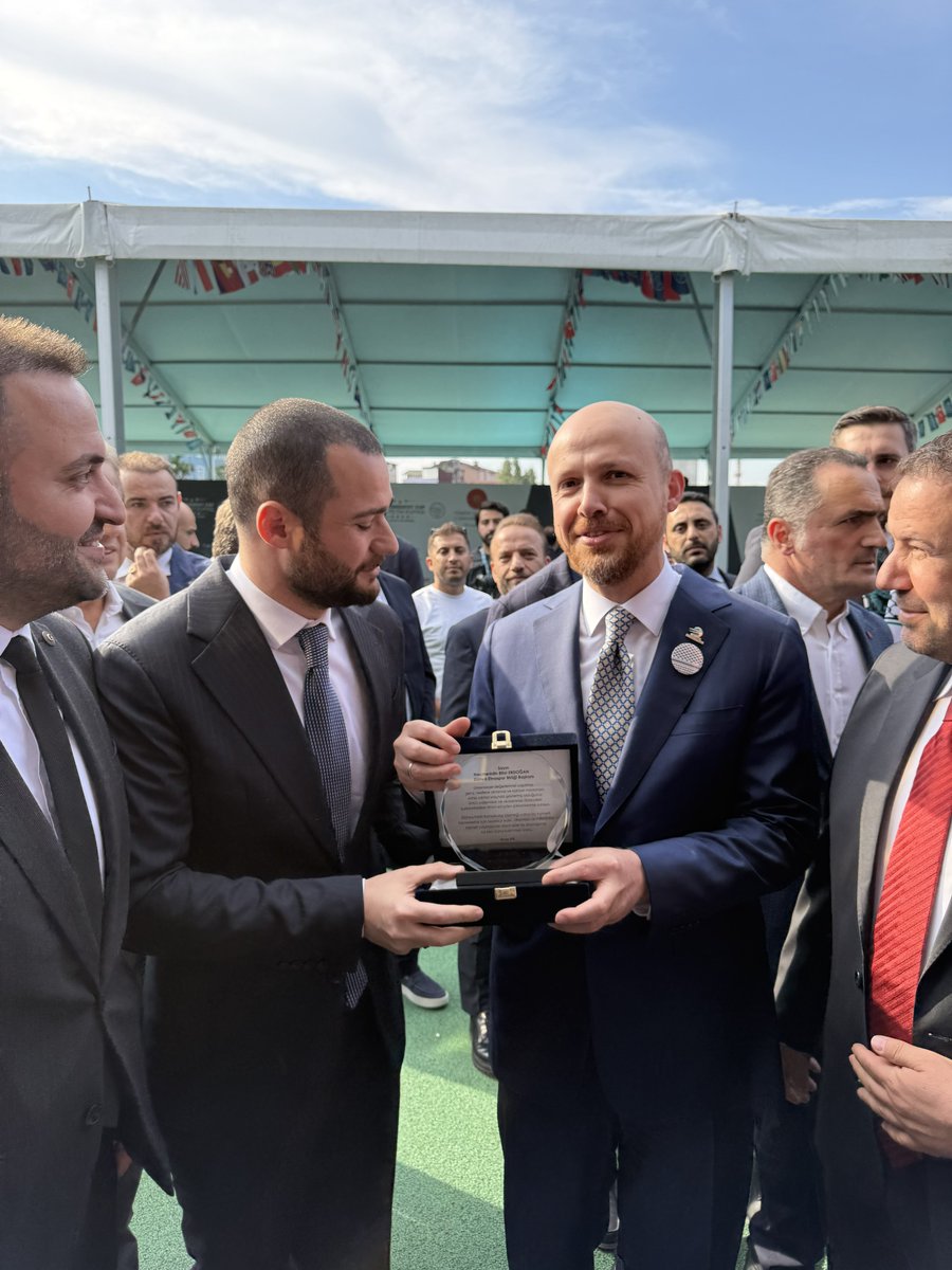 Geleneksel değerlerimizi yaşatma, genç nesillere aktarma ve kültürel mirasımıza sahip çıkma yolunda göstermiş oldukları öncü çalışmalar ve uluslararası düzeydeki katkılarından ötürü Dünya Fahri Konsoloslar Derneği adına bu kıymetli hizmetleri için Dünya Etnospor Birliği Başkanı