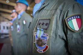 Today, 🇮🇹 Italy  joins the UN in honoring @UNpeacekeeping forces and their self-sacrifice as they strive to build peace and foster dialogue in the most challenging realities. 
As the 7th contributor to its budget and first contributor of troops among Western countries, with a